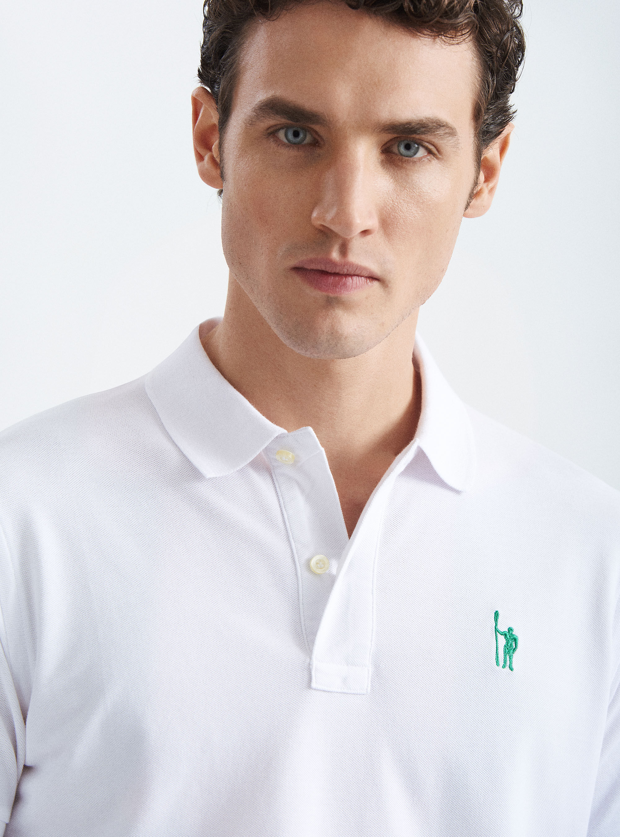 Polo cl&aacute;sico de piqu&eacute; de algod&oacute;n con bordado, BLANCO