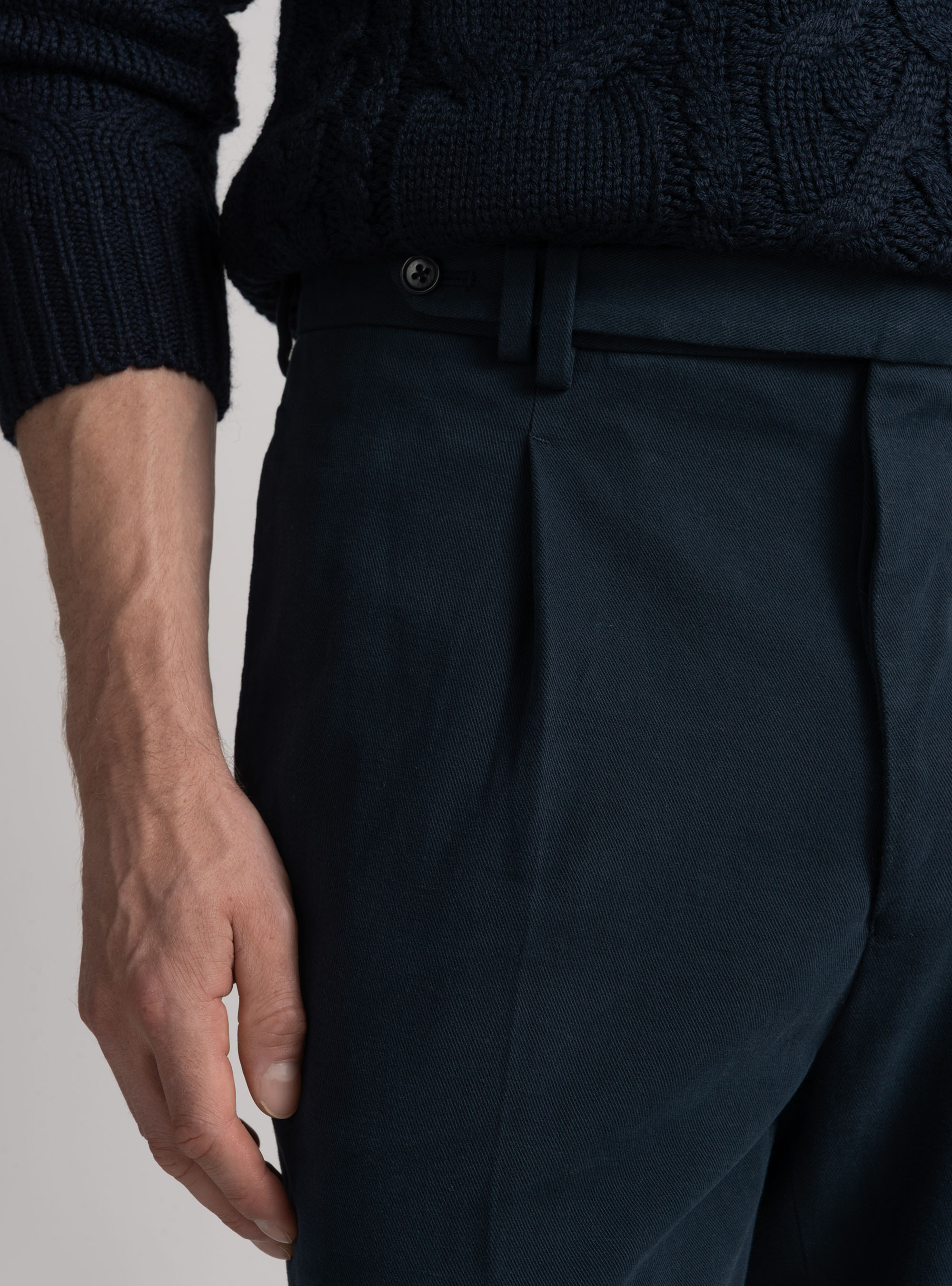 Pantal&oacute;n de pinzas de sarga de algod&oacute;n y cachemira, AZUL MARINO