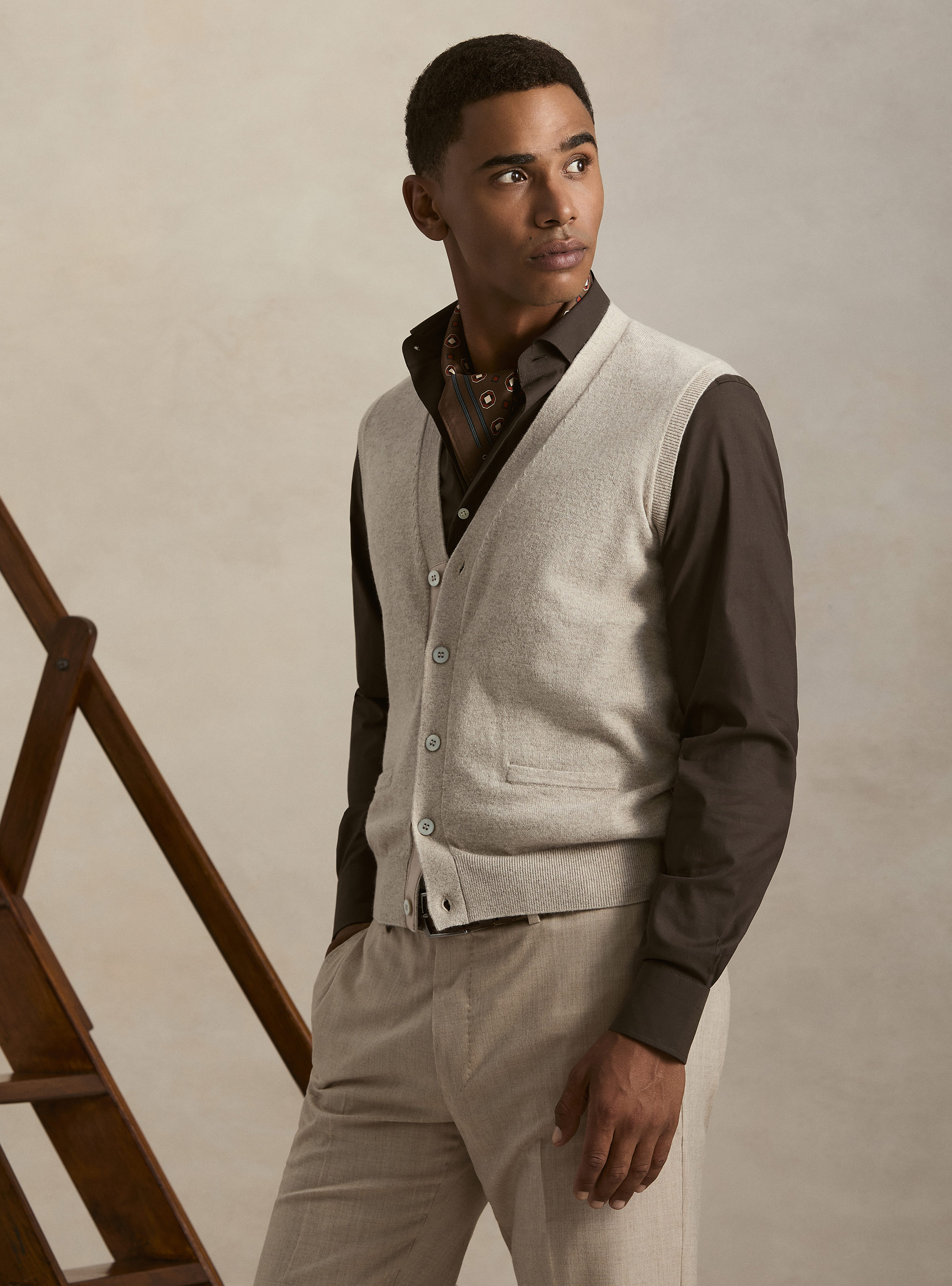 Chaleco de puro cashmere con botones, CRUDO