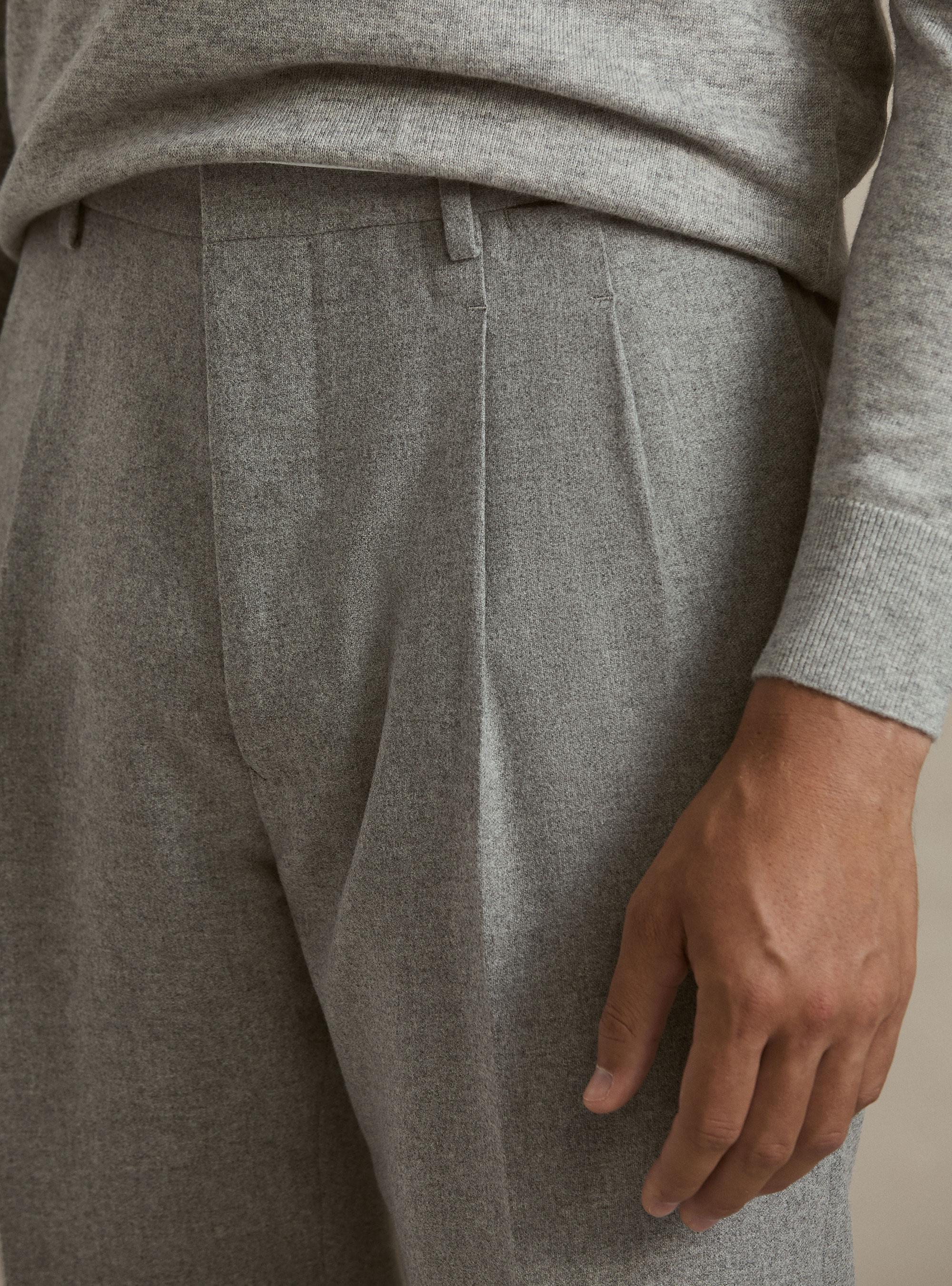 Pantaloni con pince in misto lana leggera, GRIGIO CHIARO
