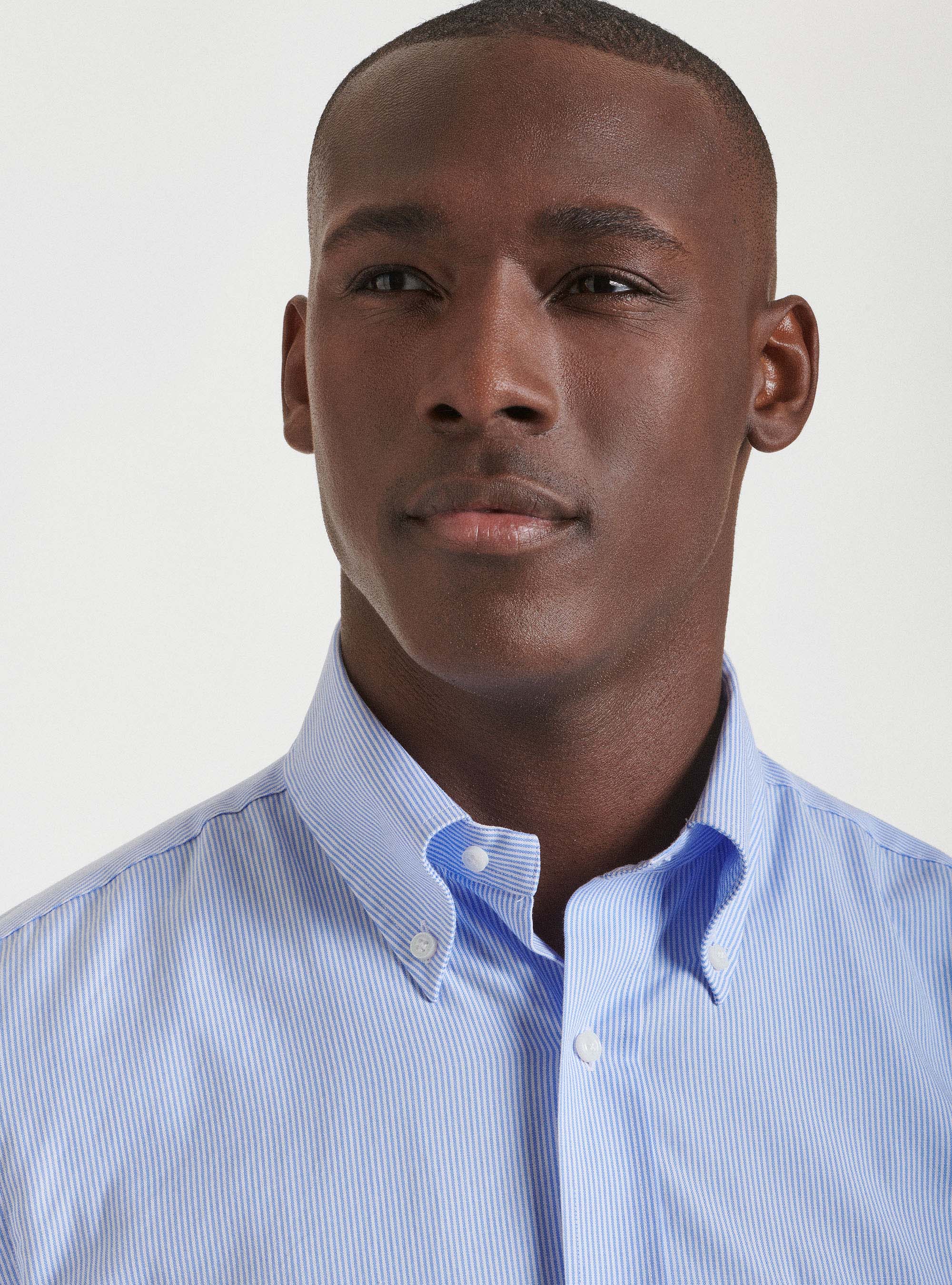 Camicia collo button down in oxford di cotone doppio ritorto, AZZURRO