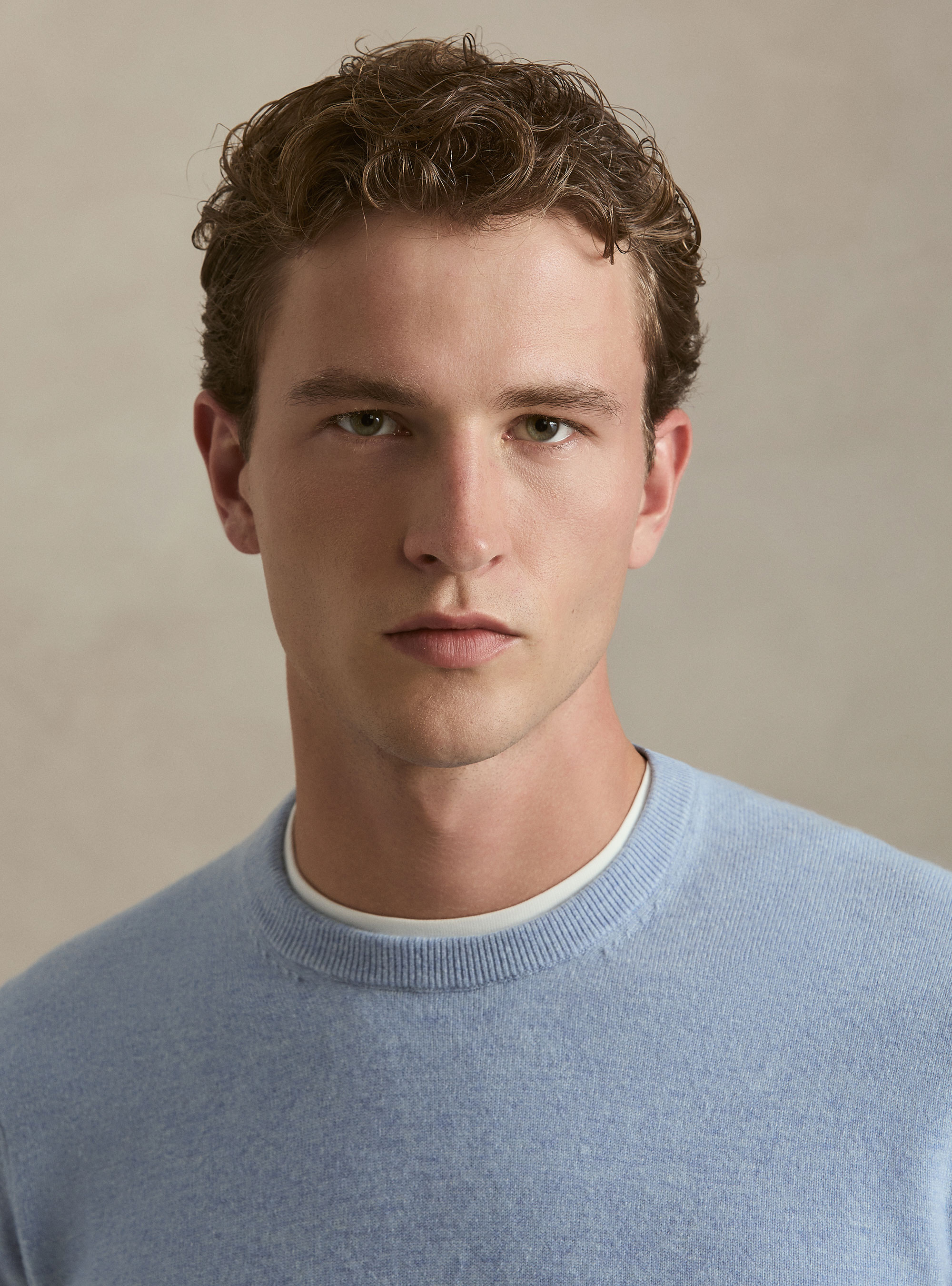 Rundhals-Pullover aus Lambswool und Kaschmir, AZZURRO POLVERE 0283C