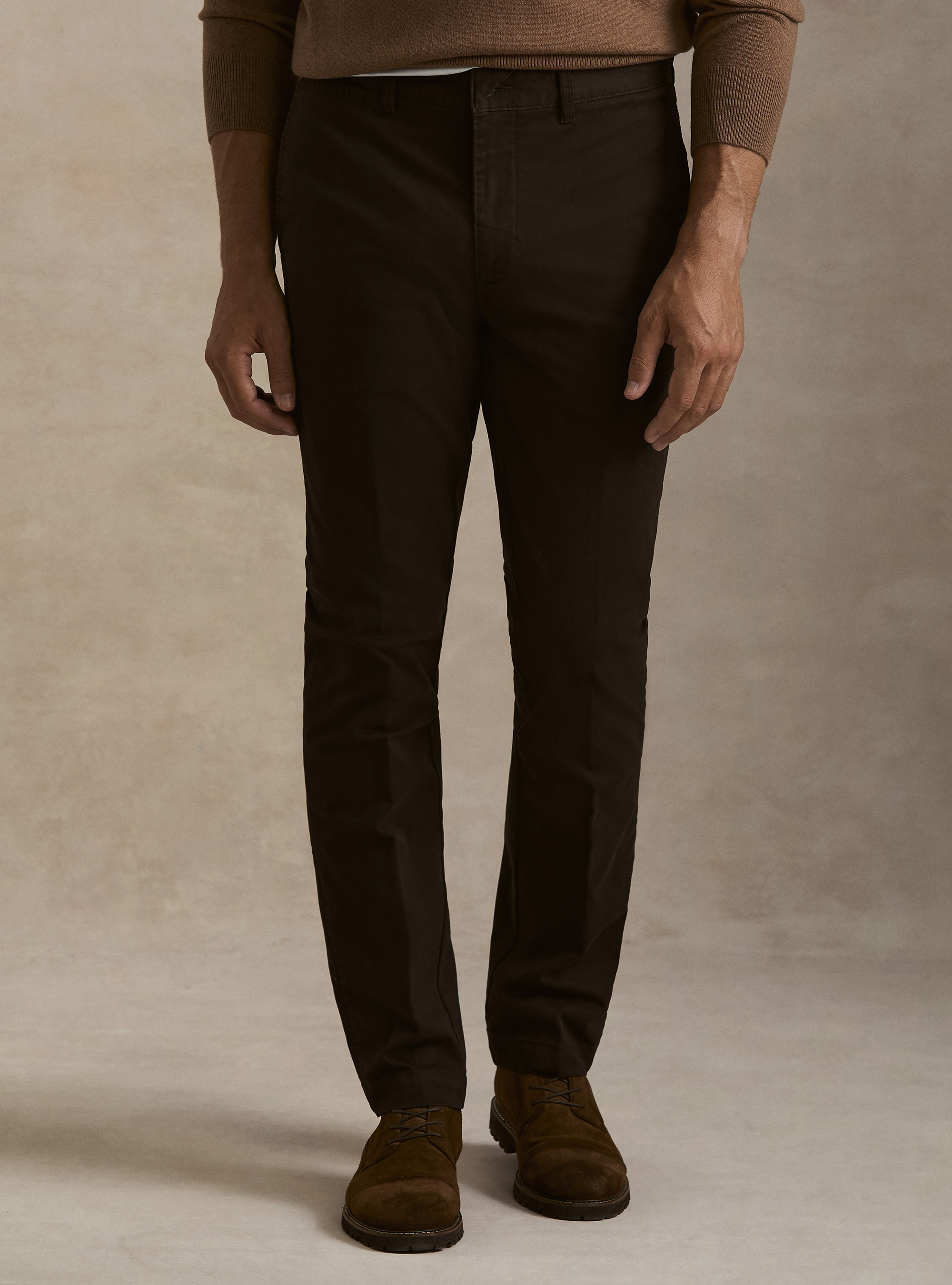 Pantalones chino slim fit de sarga el&aacute;stica, MARRON