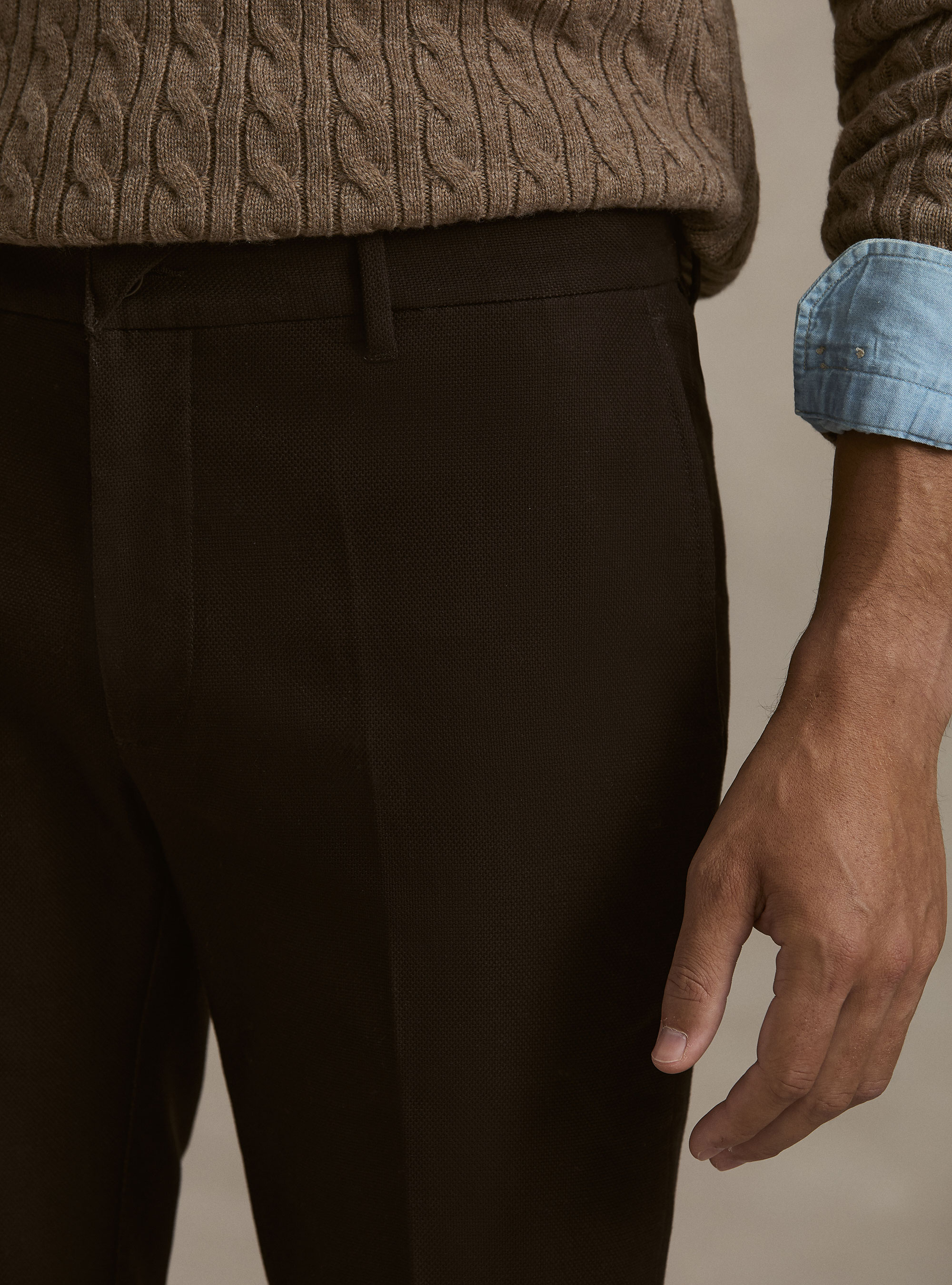Pantalones chino de algod&oacute;n labrado, MARRON