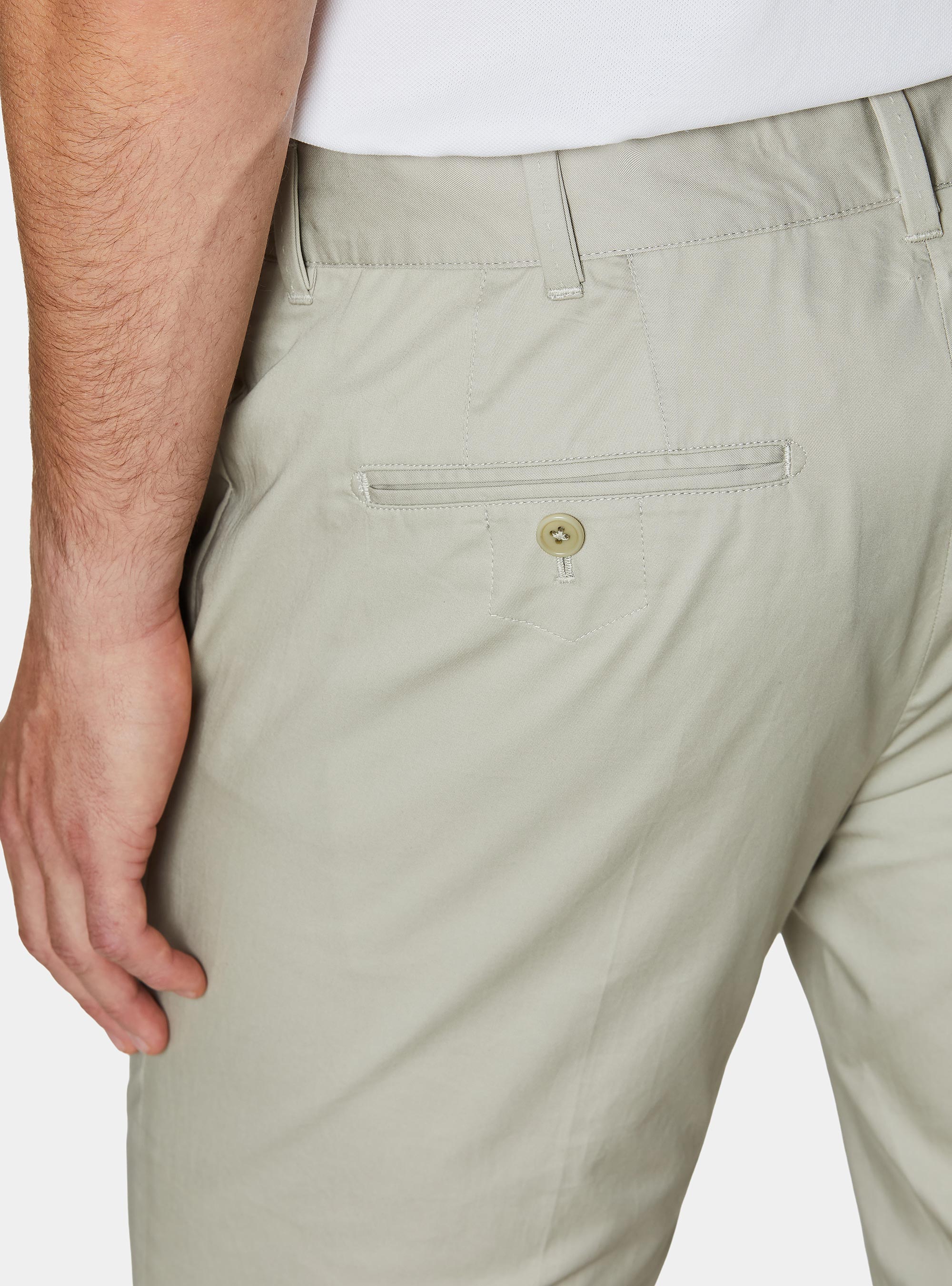 Pantalon chino slim en serg&eacute; l&eacute;ger, &Atilde; CRU