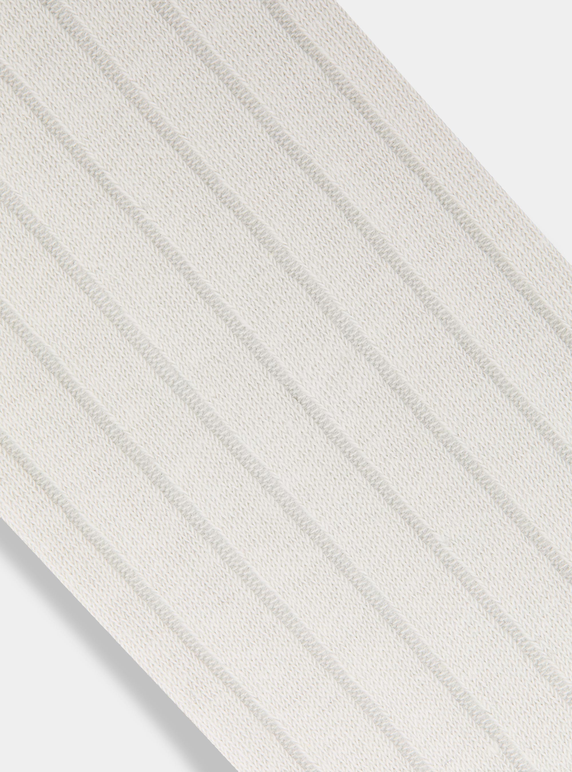 Chaussettes c&ocirc;tel&eacute;es avec broderie, BLANC