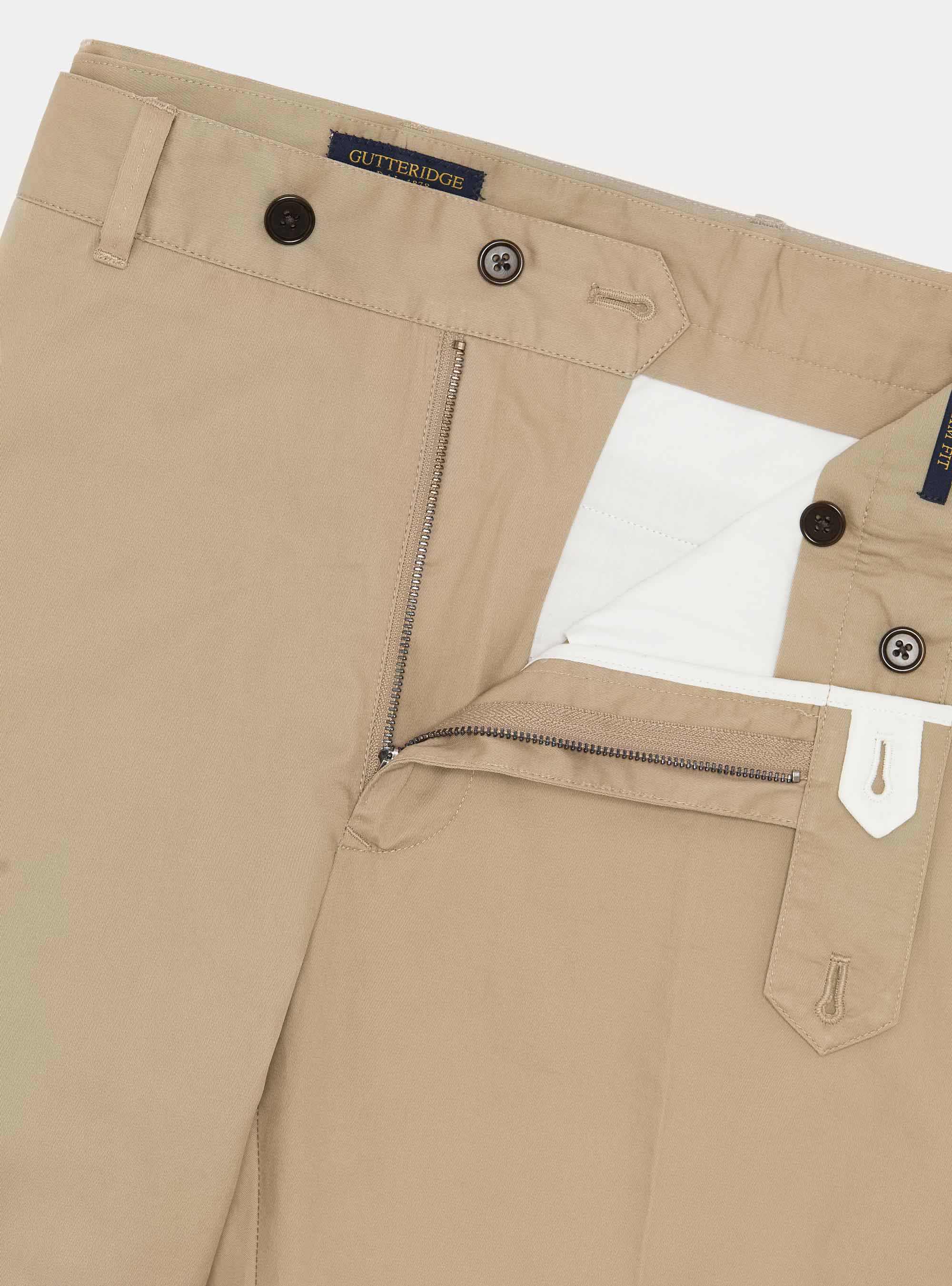Pantalon chino slim en serg&eacute; l&eacute;ger, BOUE