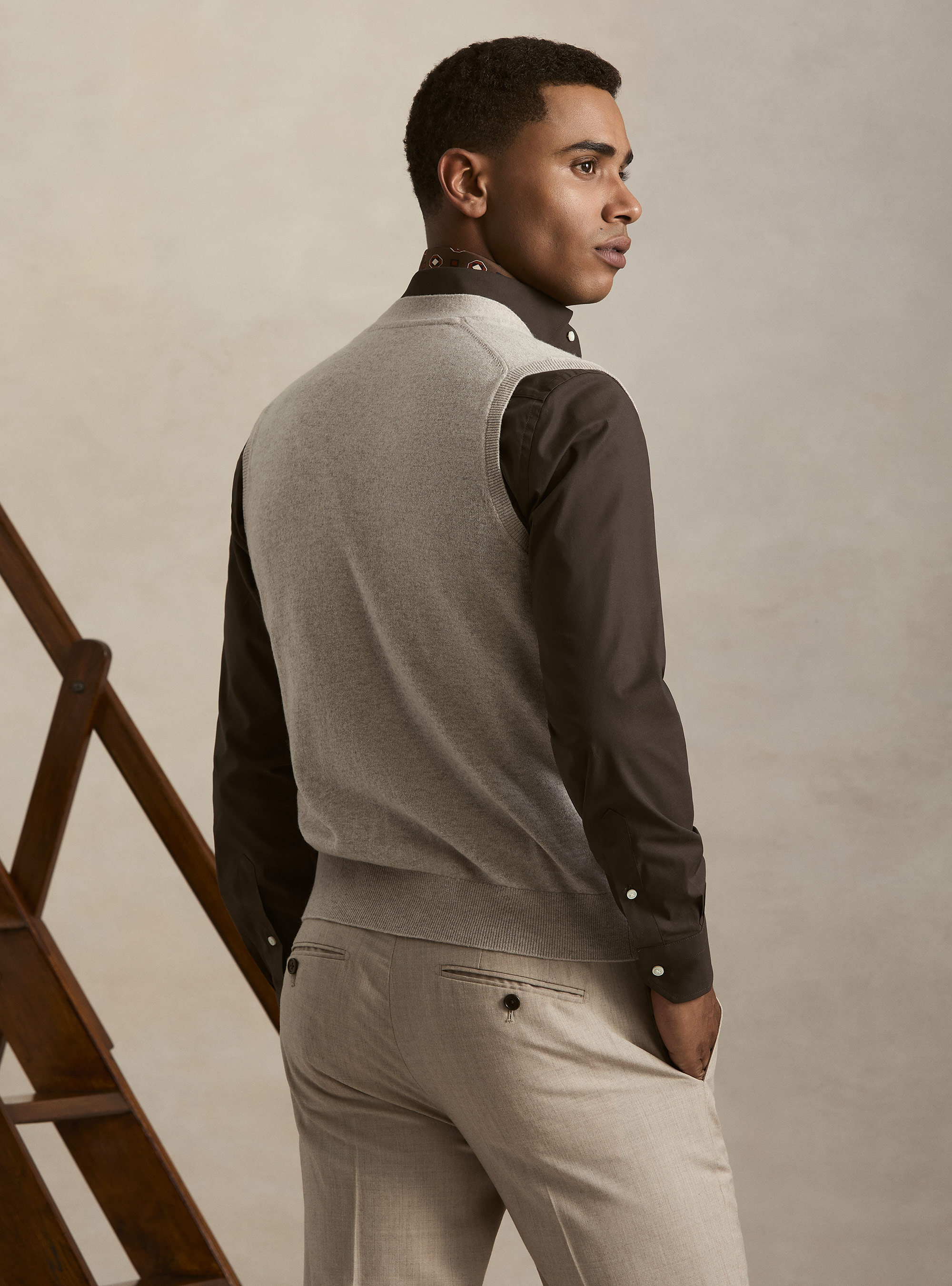 Chaleco de puro cashmere con botones, CRUDO