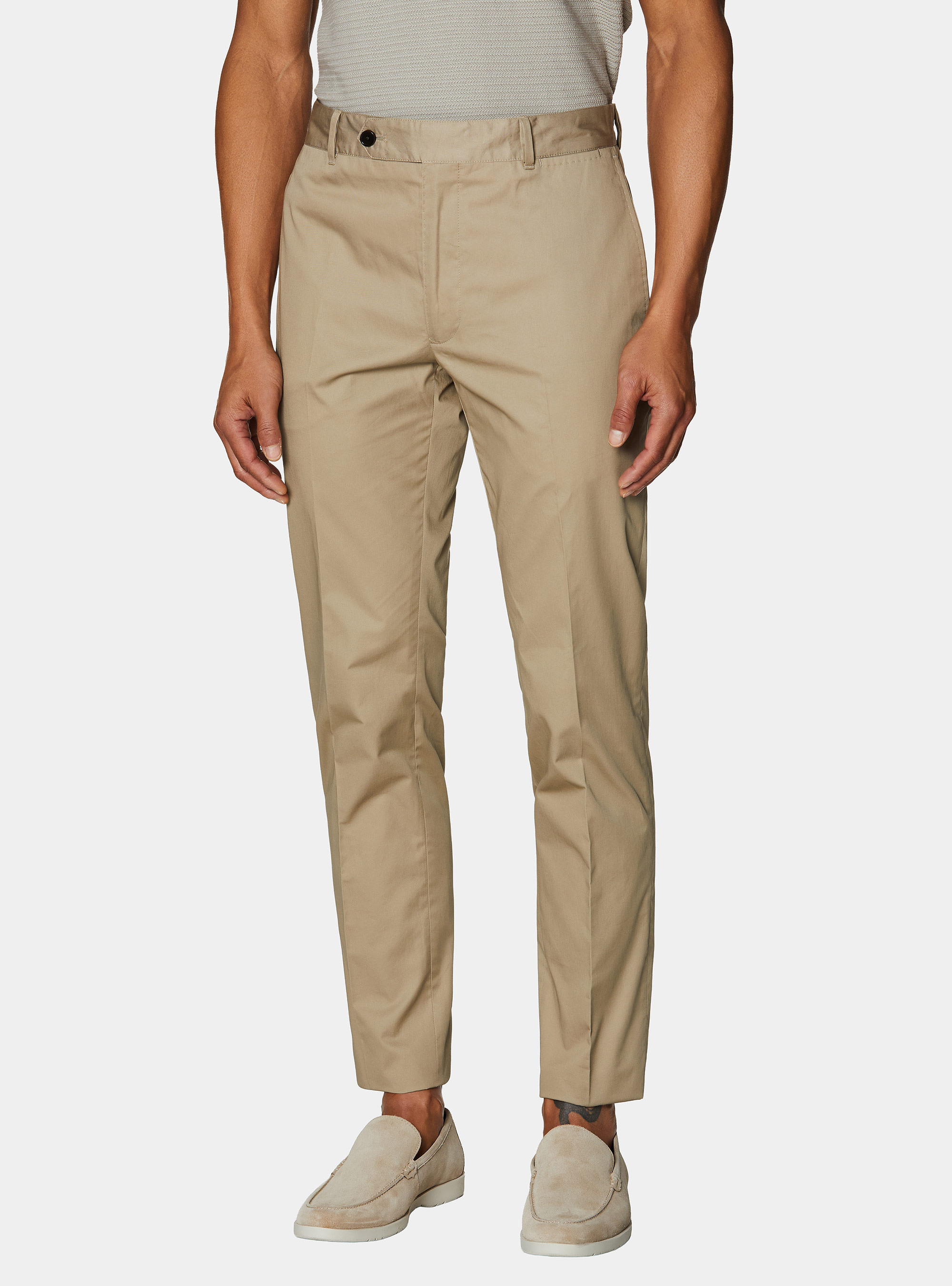 Pantalon chino slim en serg&eacute; l&eacute;ger, BOUE