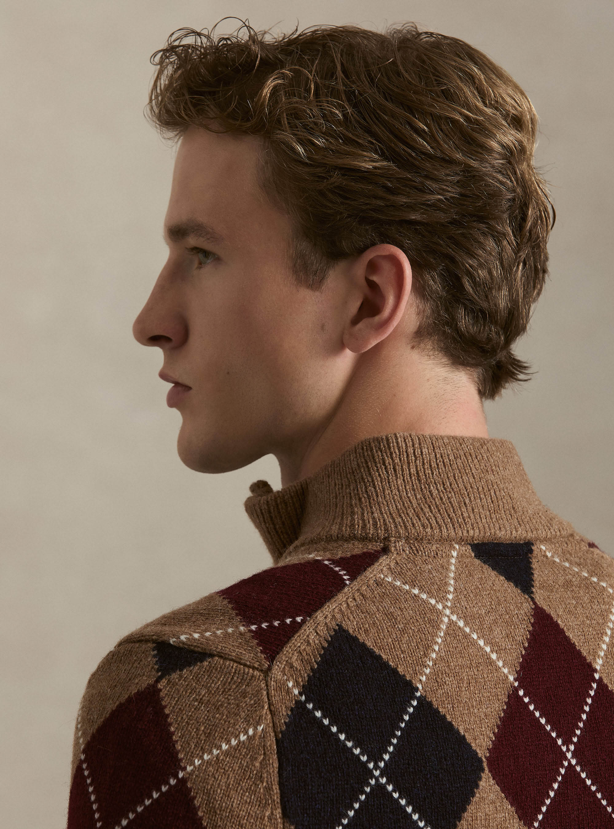 Maglia mock neck full intarsia in lana shetland, NOCCIOLA