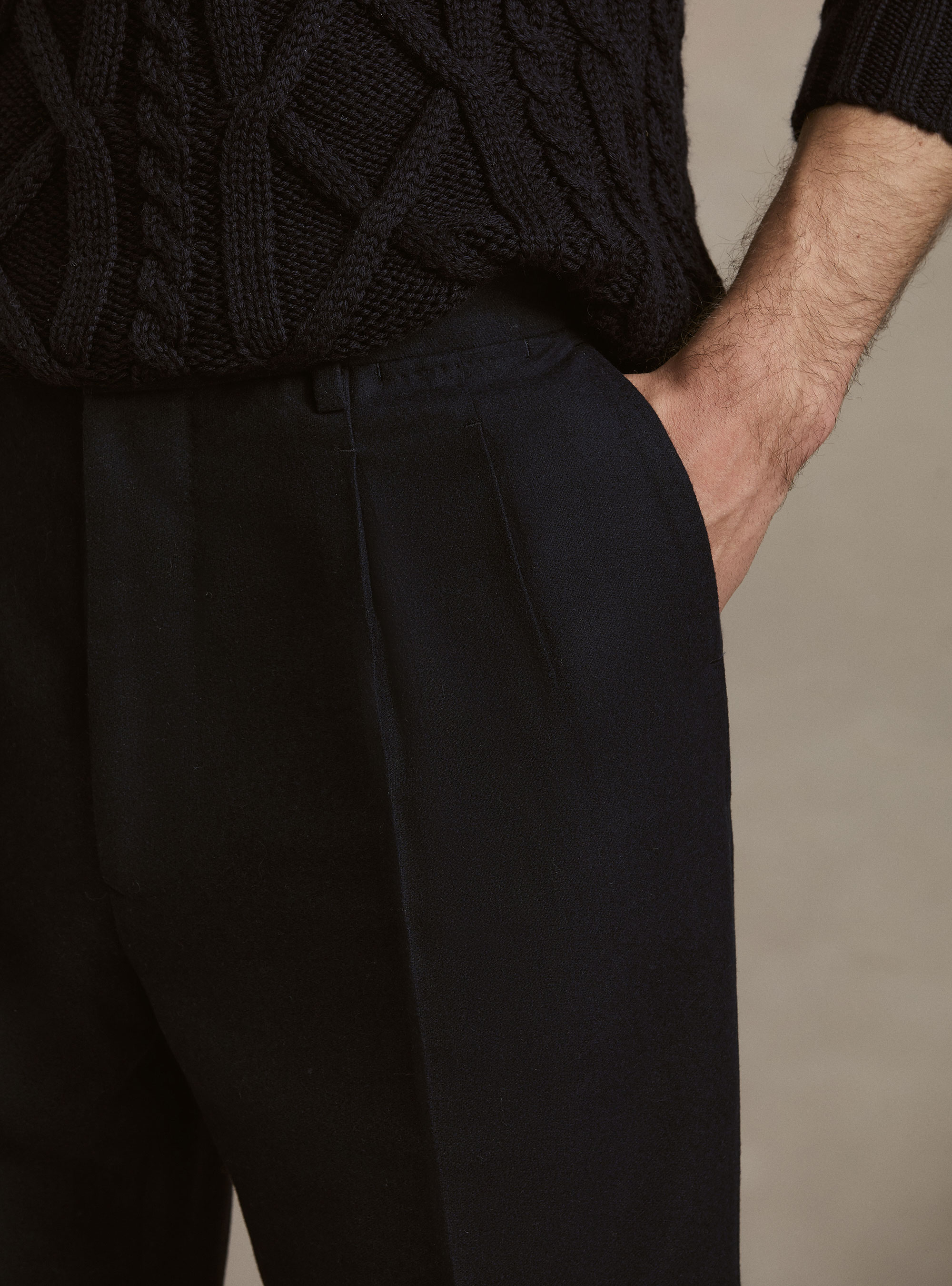 Lightweight wool blend pleated trousers, NAVY