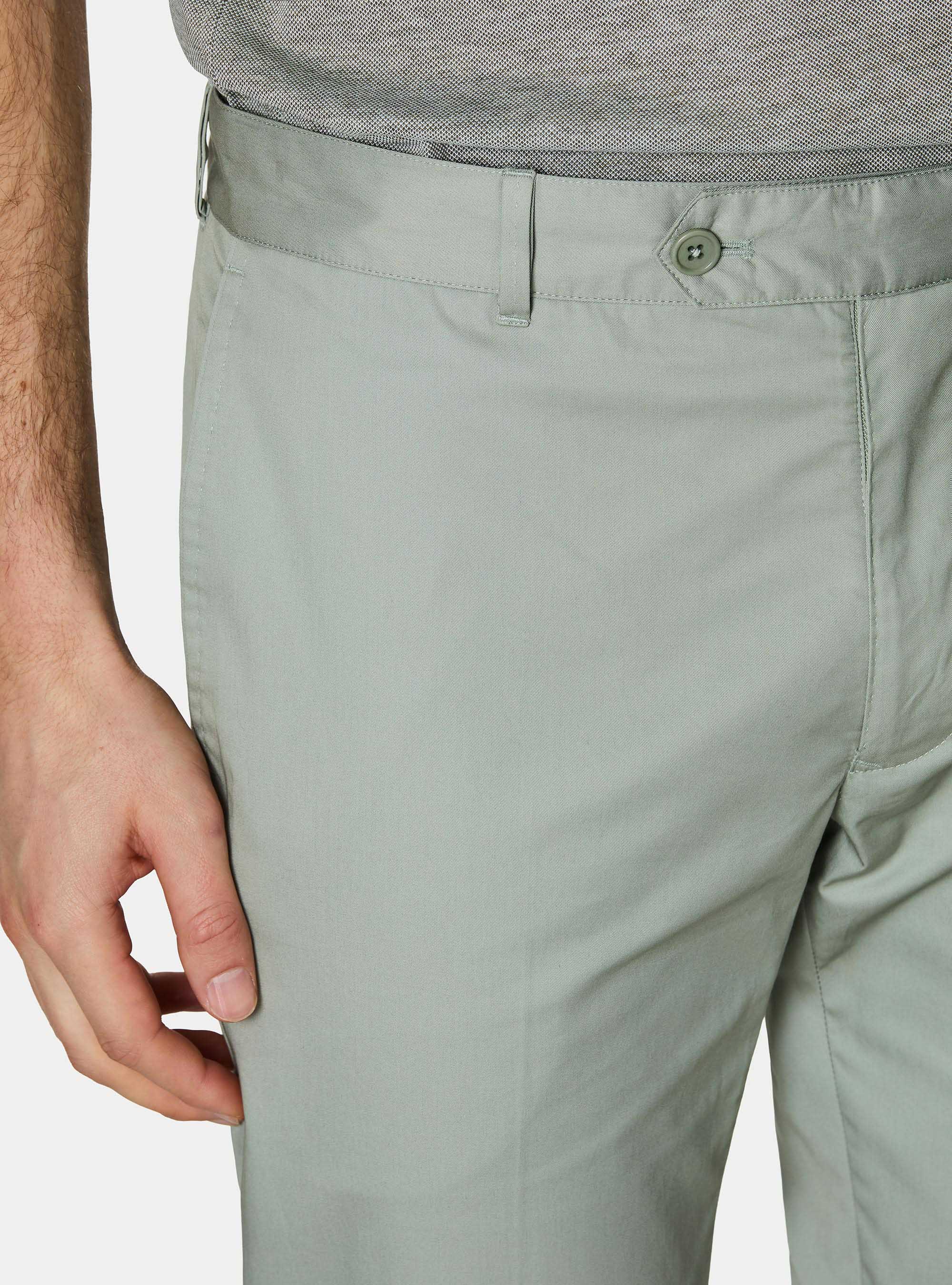 Pantalon chino slim en serg&eacute; l&eacute;ger, VERDE GIADA 0655C