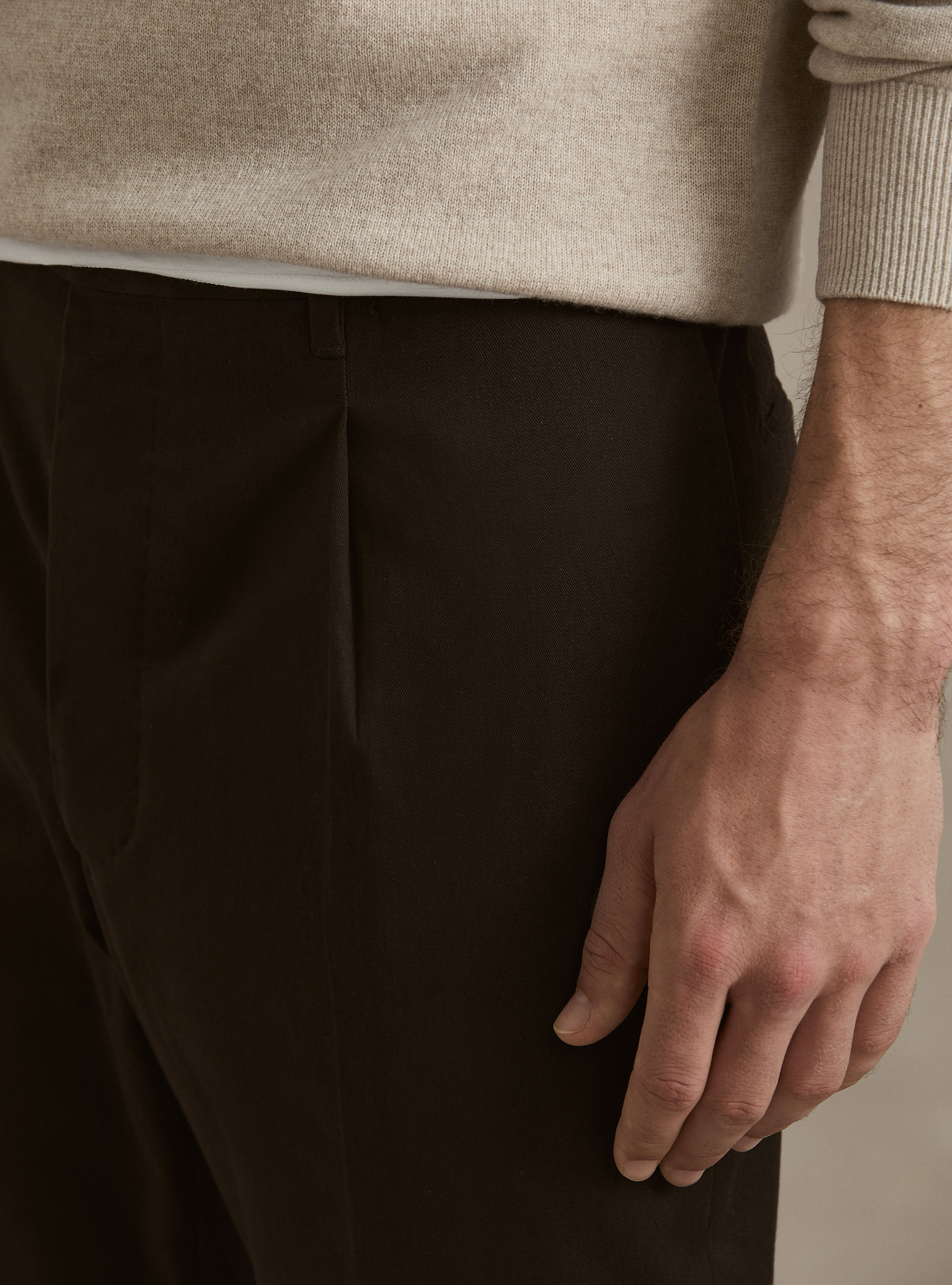 Pantalones de pinzas en sarga de algod&oacute;n y cachemira, MARRON